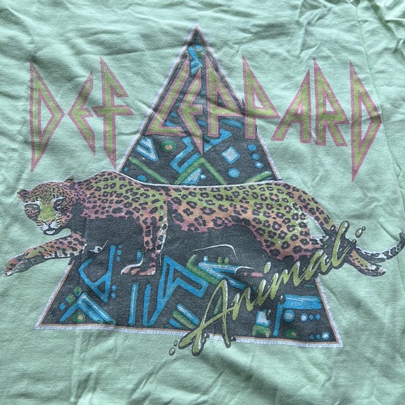 Daydreamer Def Leppard Crop Graphic Tee - Picture 4 of 7
